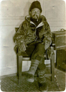 Désiré Bocquené dans le Grand-Nord canadien en manteau de fourrure polaire