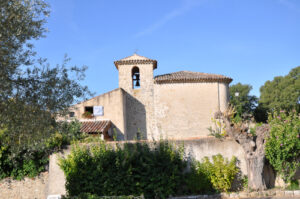 bastide provençale dans le Verdon sous fond de ciel bleu