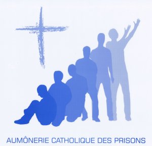 logo de l'aumônerie catholique des prisons. 6 silhouettes bleutés sous une croix. Celle de gauche est assise. Progressivement, elle se relève. La 6è montre un homme debout, qui tend le bras vers le ciel