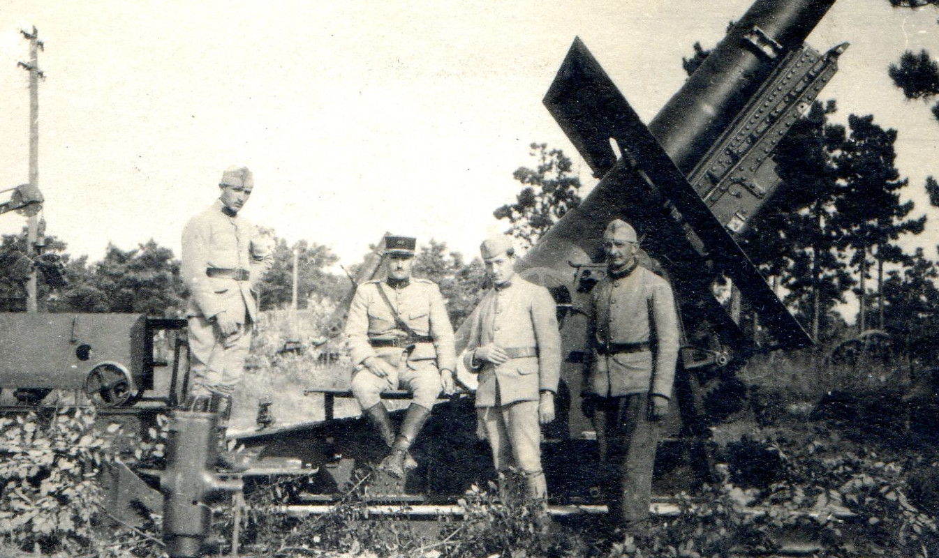 groupe de soldats devant un canon
