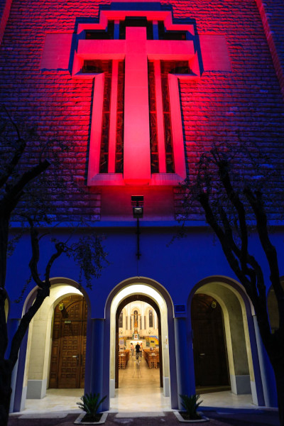 la façade du Sacré-Coeur de nuit, illuminé en rouge et bleu
