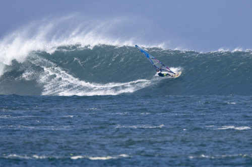 wind-surf sur une vague géante