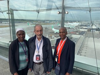 Yves Chalvet de Récy, Soeur Thérèse et Élise posent pour la photo dans les couloirs de l'aéroport