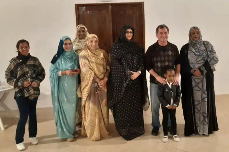 quelques amis de la communauté omi autour de Chicho, le supérieur général, en visite au Sahara occidental en décembre 2022