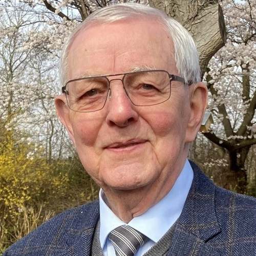 portrait de Gérard souriant discrètement au photographe