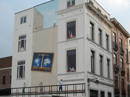 la façade de la maison de la Poudrière avec une fresque de peinture dessinée sur la façade