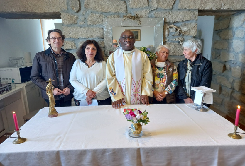 le groupe de Laïcs associés et Charles, en aube, posent pour la photo