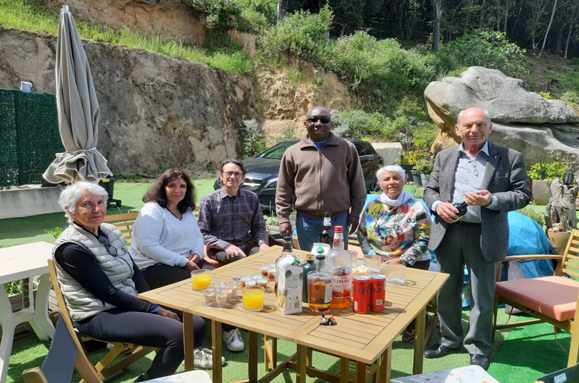 le groupe autour de l'apéro...