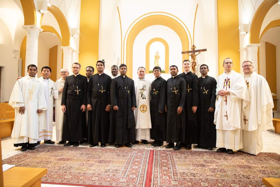 dans la chapelle à Rome, le groupe des Oblats qui viennent de prononcer leurs voeux perpétuels, posent pour la photo, devant l'autel, en présence du supérieur général et des provinciaux concernés dont Renaud Saliba, à droite