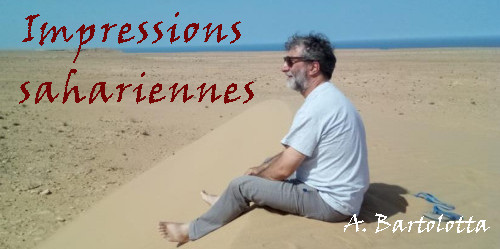 Alfonso Bartolotta, de profil, assis sur une dune de sable du Sahara, méditatif