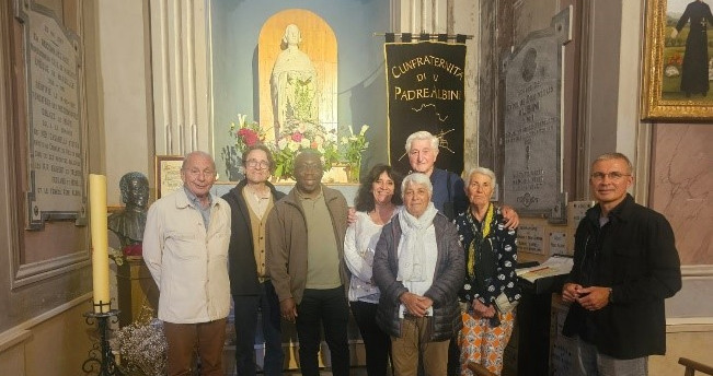 le groupe des Laïcs associés et les Oblats de Vico, posent pour la photo dans l'église du couvent