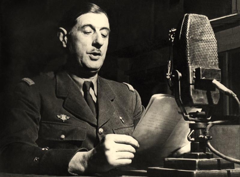 le général de Gaulle en juin 40 devant le micro de la BBC prononce son discours