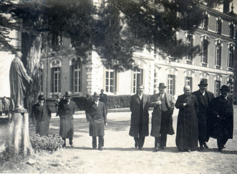 vieille photo montrant un groupe qui marche dans l'allée du château