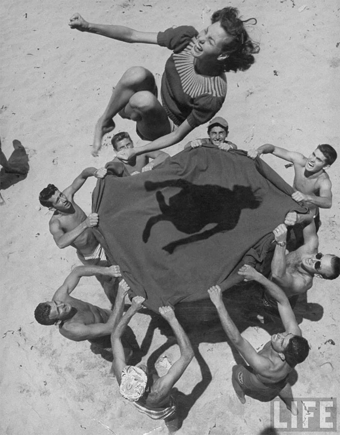 groupe de jeunes gens en train de s'amuser dans les années 50