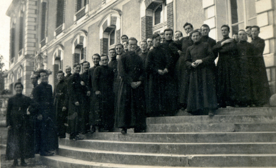 l'ensemble de la communauté pose pour la photo sur les marches du château en septembre 1934