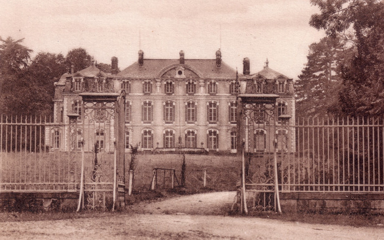 vieille carte postale montrant le château de La Brosse depuis la grille d'entrée