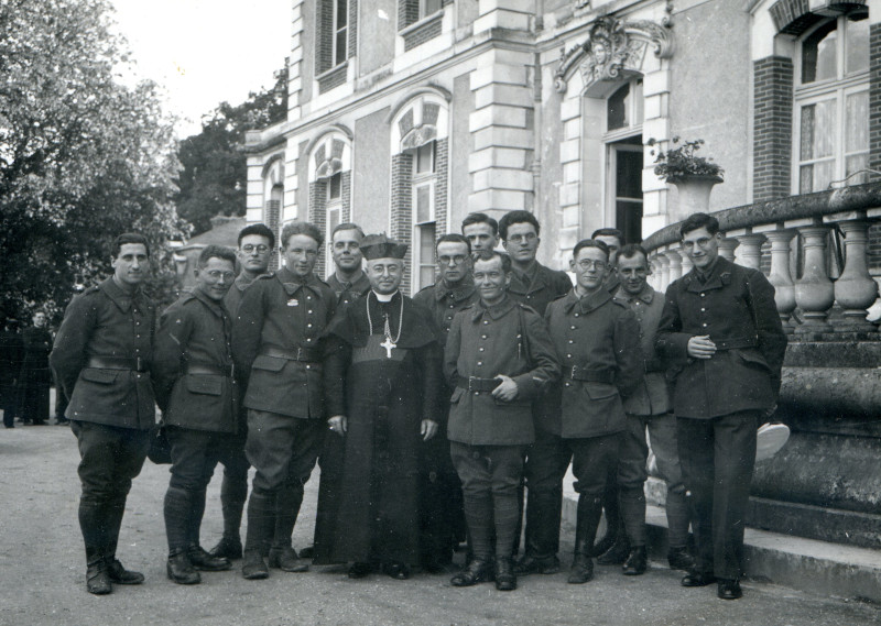 groupe d'Oblats conscrits devant le château, en tenue militaire