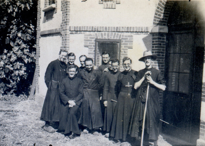 groupe de jeunes Oblats posant pour la photo en faisant les imbéciles