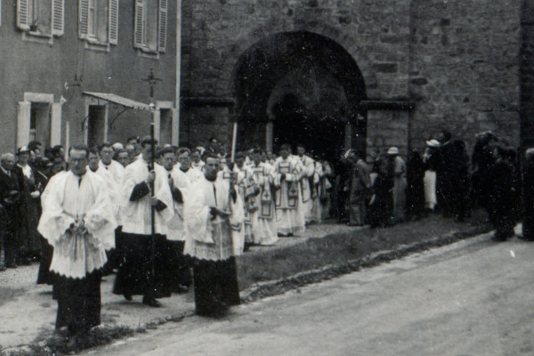 les nouveaux ordonnés sortent de l'église de La Brosse en procession dans la rue principale