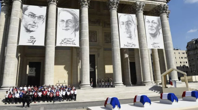 le panthéon avec les portraits de Jean Zay, Geneviève Anthonioz-de Gaulle, Pierre Brossolette et Germaine Tillon