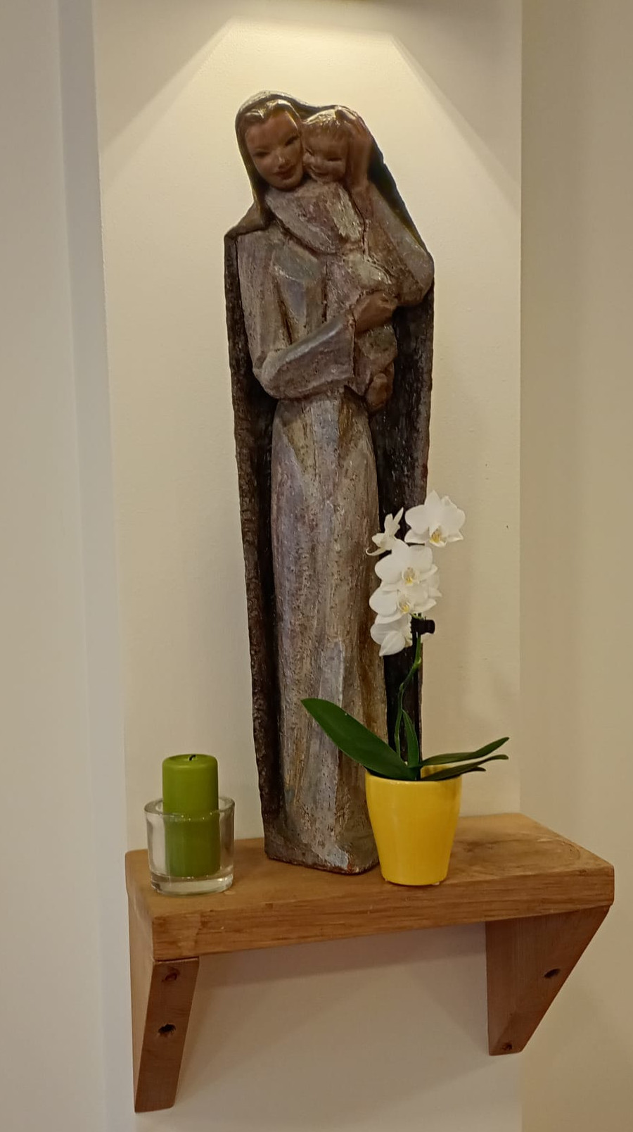 statue moderne de Marie avec l'enfant Jésus dans les bras