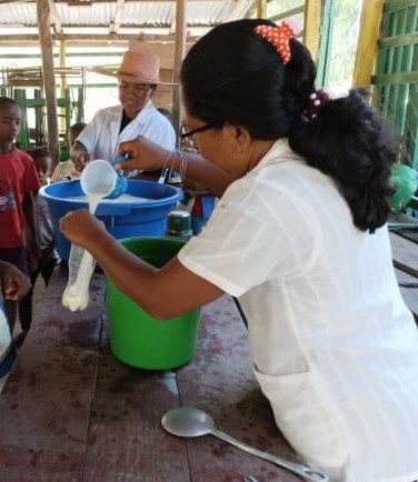 distribution de lait aux enfants