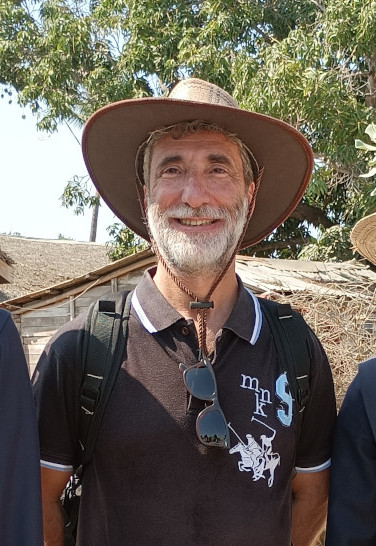 portrait d'Alfonso, chapeau sur la tête pour aller sous le soleil de la brousse