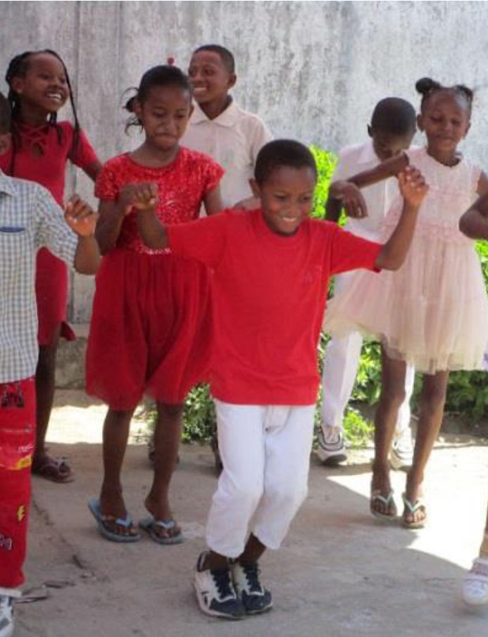 des enfants joyeux dansent à l'école durant la fête