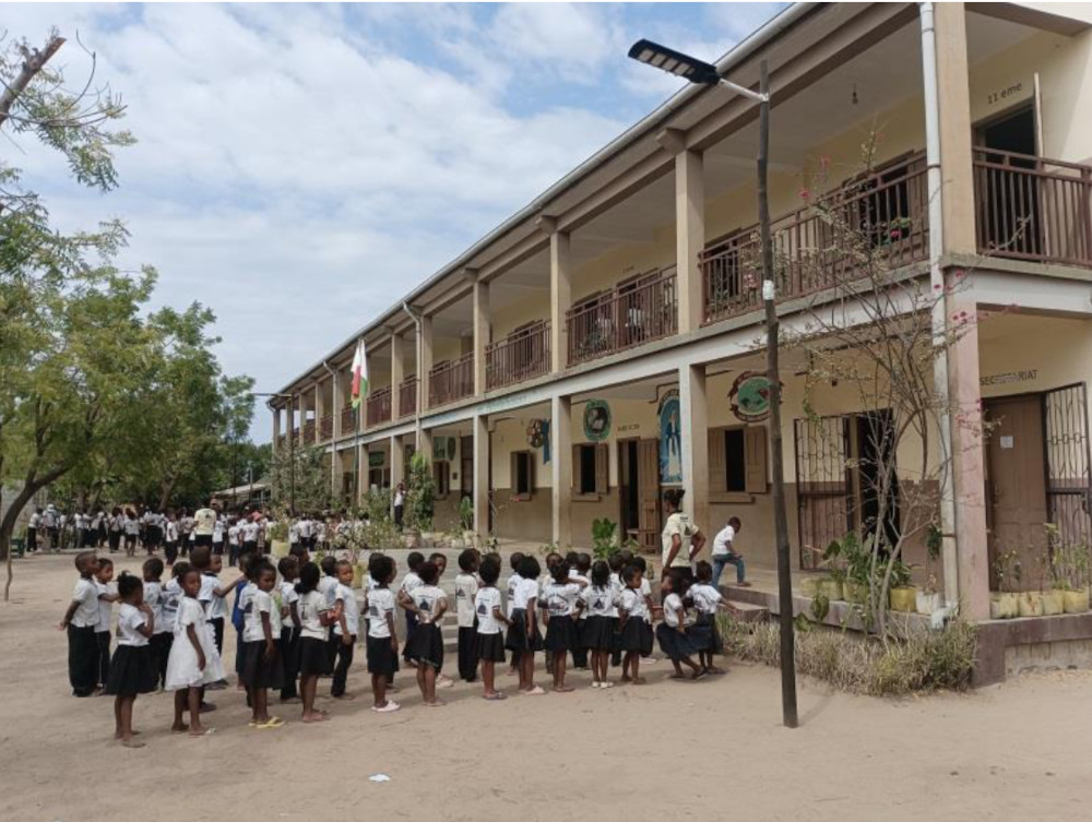 une classe d'enfants prêts à entrer dans le bâtiment
