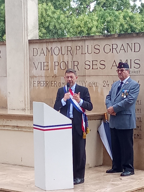 le député durant son discours devant le monument