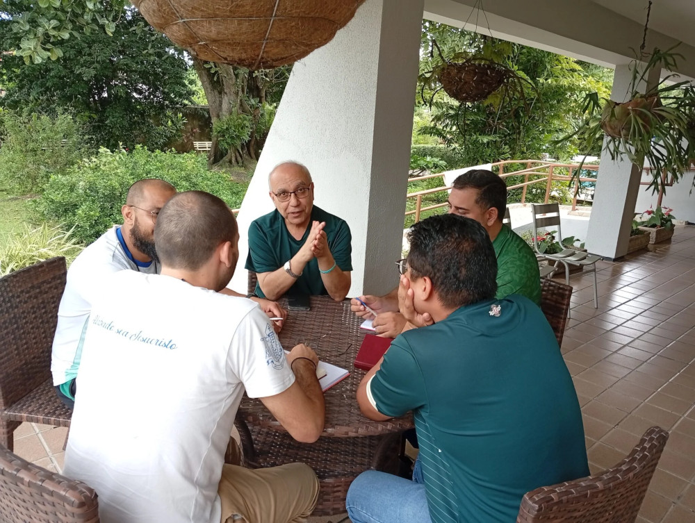 quelques participants réunis autour d'une table, discutent