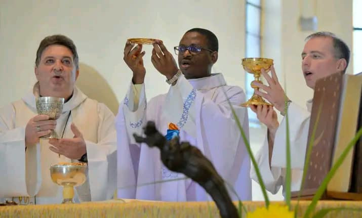 Alfred Oraza célèbre l'eucharistie avec deux confrères