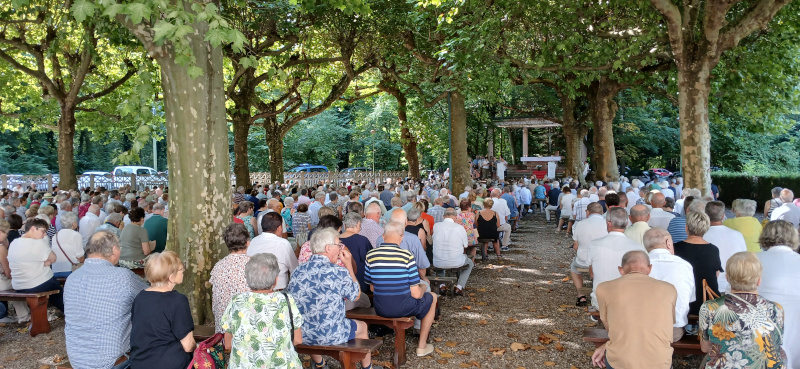 la foule assiste à la messe le 15 août en plein air