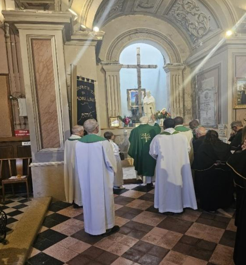 l'assemblée à l'intérieur de l'église