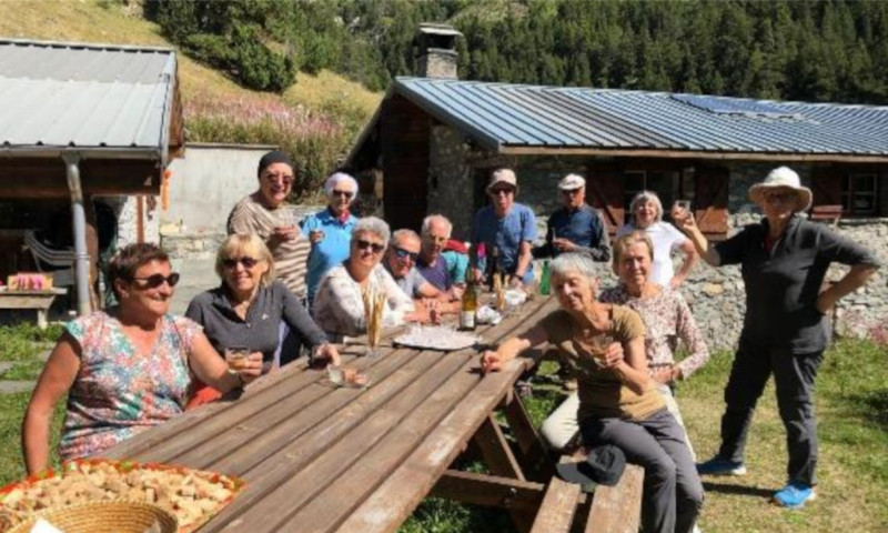 l'équipe de bénévoles posent pour la photo devant le chalet de la Paix