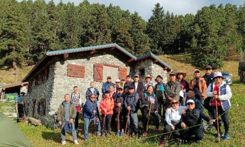 la communauté chrétienne hmong devant le chalet