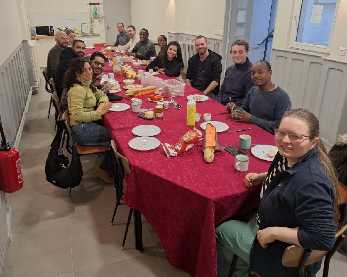 les jeunes autour de la table du 25